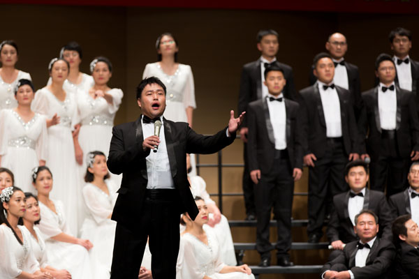 聯(lián)橋藍(lán)色暢想合唱團在威海市紀(jì)念中國工農(nóng)紅軍長征勝利80周年合唱音樂會傾情演唱(圖7)