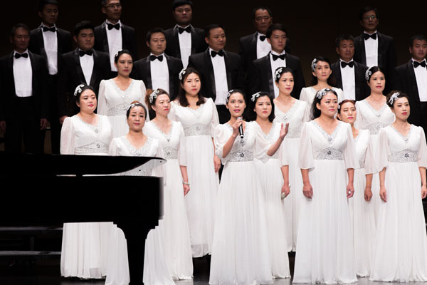 聯(lián)橋藍(lán)色暢想合唱團在威海市紀(jì)念中國工農(nóng)紅軍長征勝利80周年合唱音樂會傾情演唱(圖6)