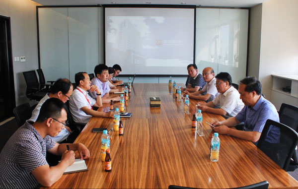 山東省經信委領導來聯橋集團參觀調研